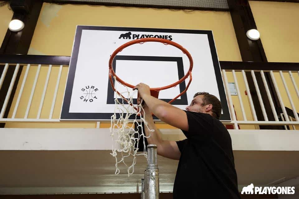 montage-d-un-but-de-basket-en-dans-un-gymnsae montage d'un but de basket dans un gymnsae
