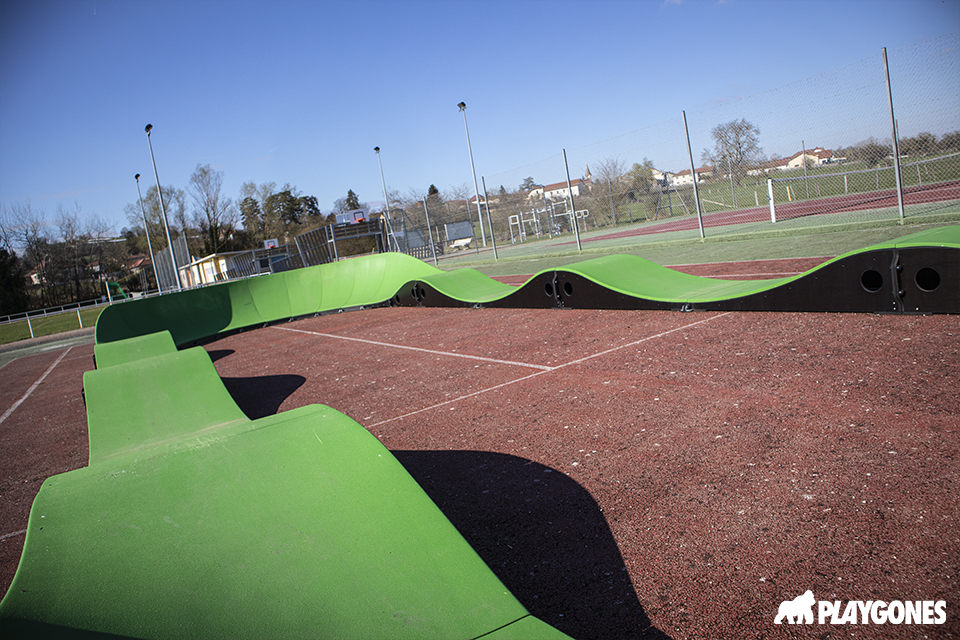 Pumptrack modulaire installée sur un ancien court de tennis à Biol (38)