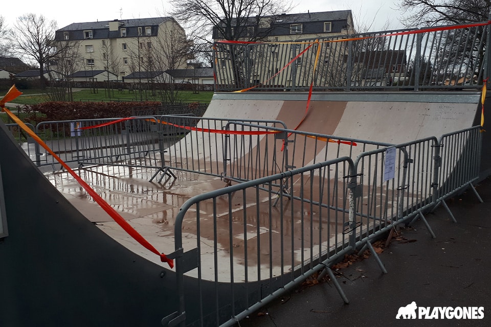 rampe de skate en bois abimé