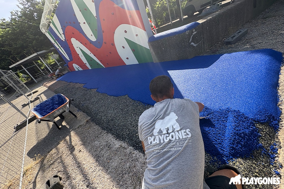 revetement-epdm-sol-amortissant Technicien playgones ors de la création d'un sol amortissant en epemd sous une via ferrata urbaine