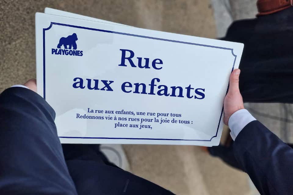 panneau rue aux enfants Maire tenant une plaque rue aux enfants par Playgones