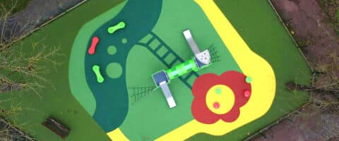 Vue aérienne d'une aire de jeux avec sol souple coloré
