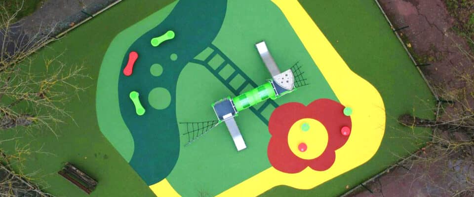 Vue aérienne d'une aire de jeux avec sol souple coloré