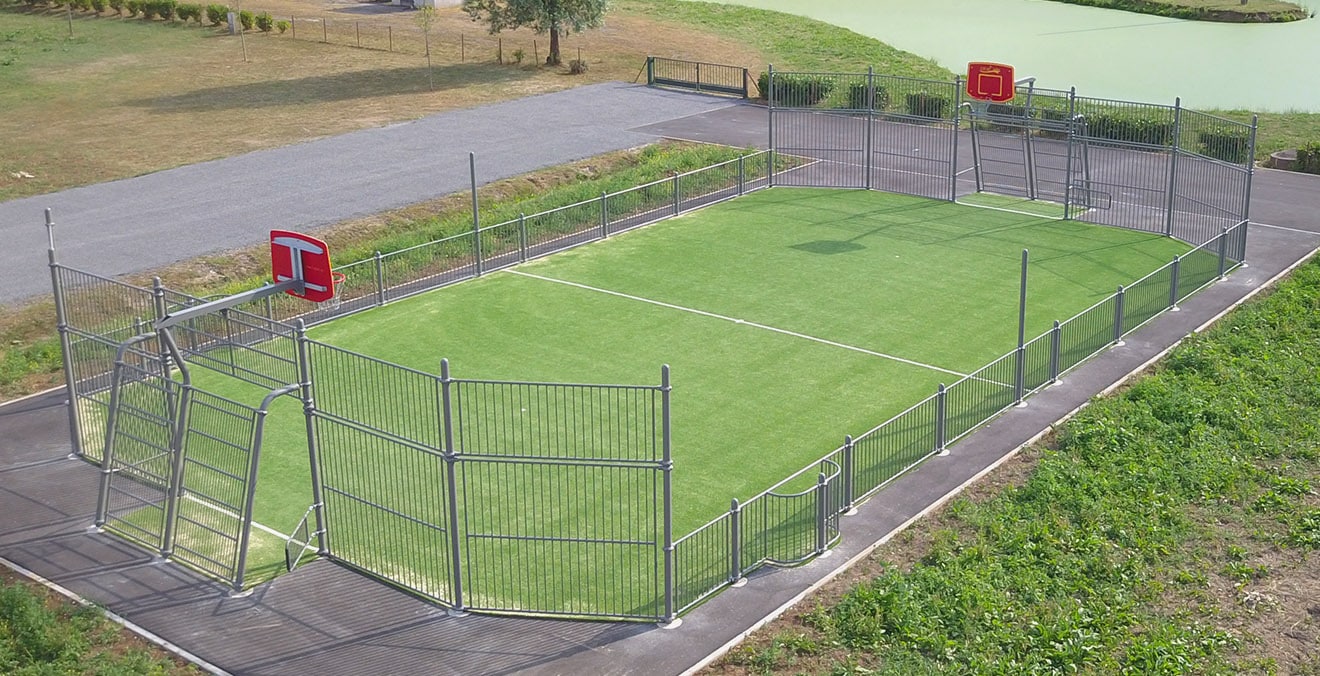Terrain multisport en gazon synthétique pour camping
