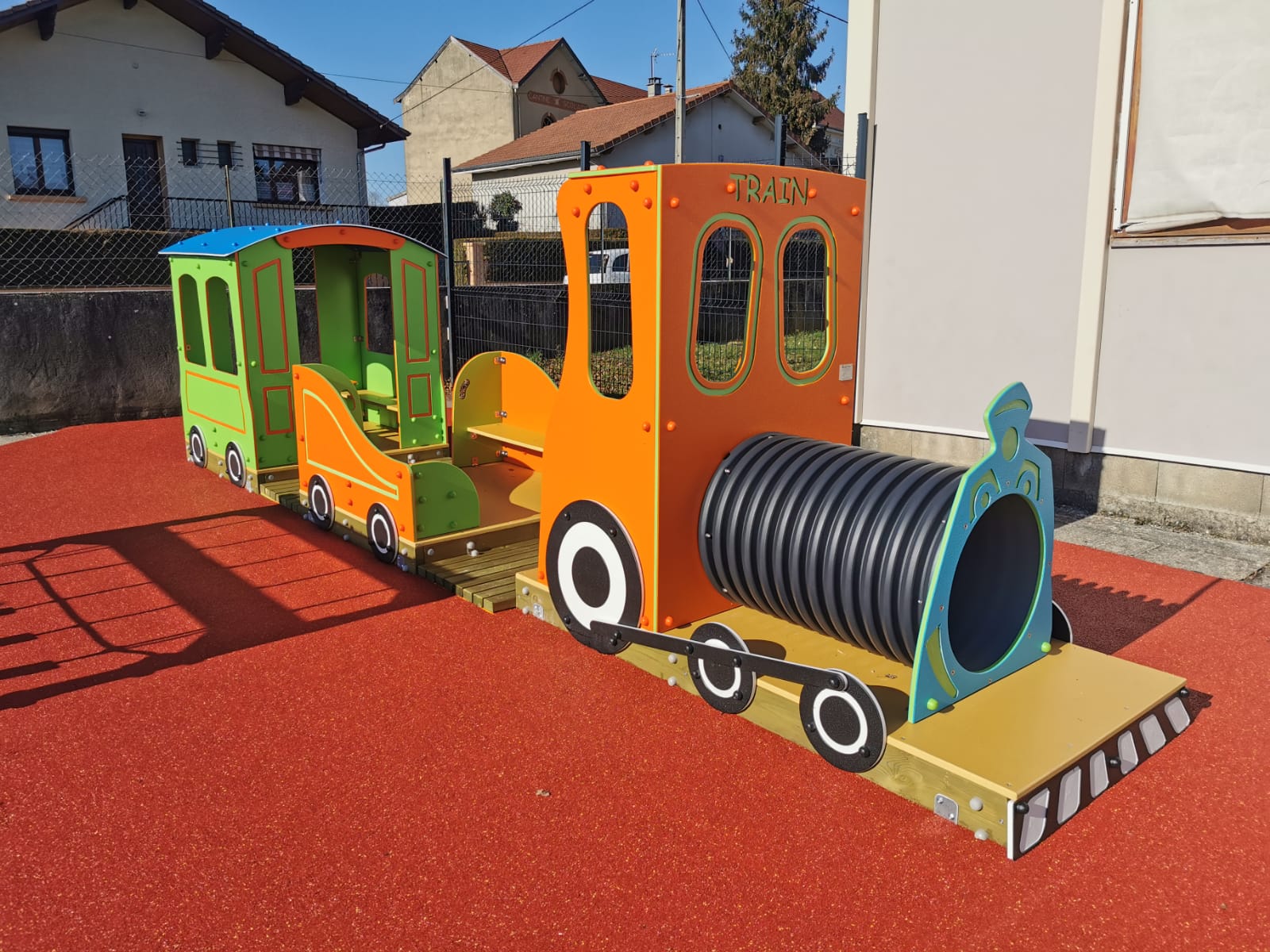 aire-jeux-collectivite-prix-playgones-saint-andre.jpg Aire de jeux collectivité installée par Playgones à Saint-André-le-Gaz, structure Agapit avec sol coloré
