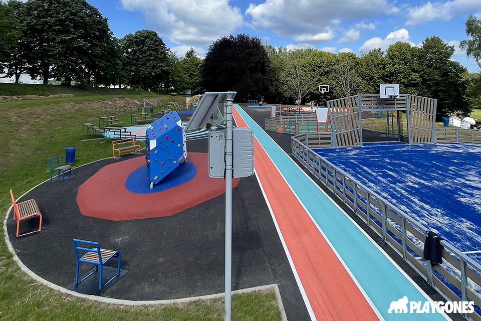 city-stade-multisport-hombourg-haut-playgones.jpg City stade multisport Hombourg-Haut, terrain collectivité sol coloré et clôture, réalisation Playgones