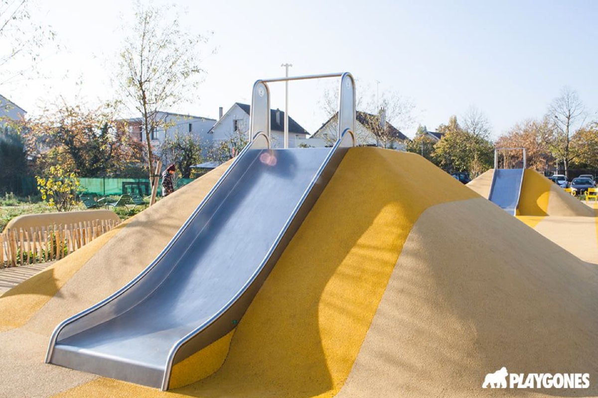 Aire de jeux paysagère avec toboggan inox sur butte
