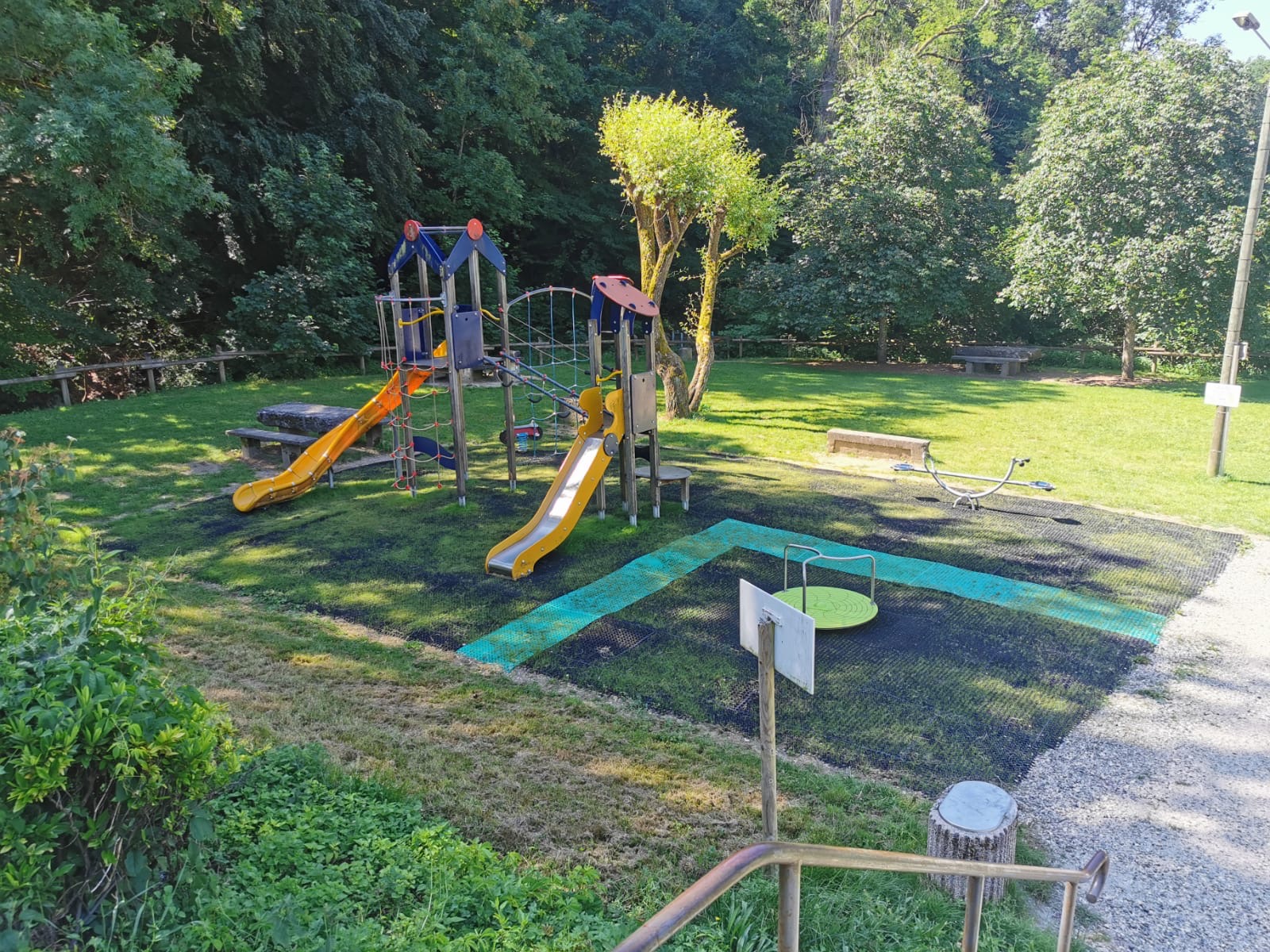 dalles-amortissantes-securiplay-aire-jeux-playgones.jpg Dalles amortissantes Securiplay sur aire de jeux, pose modulaire sous structure skate, réalisation Playgones Bourgoin-Jallieu
