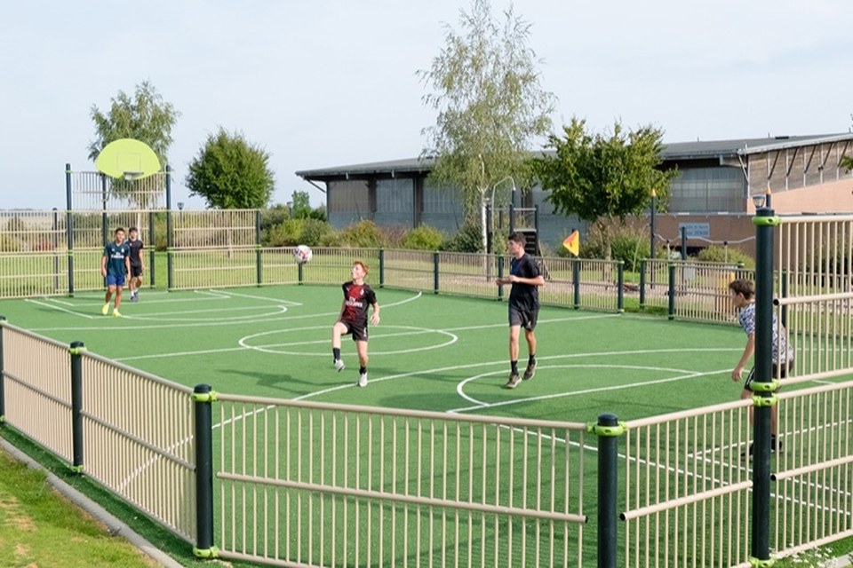 City stade clôturé avec marquage multi-sport