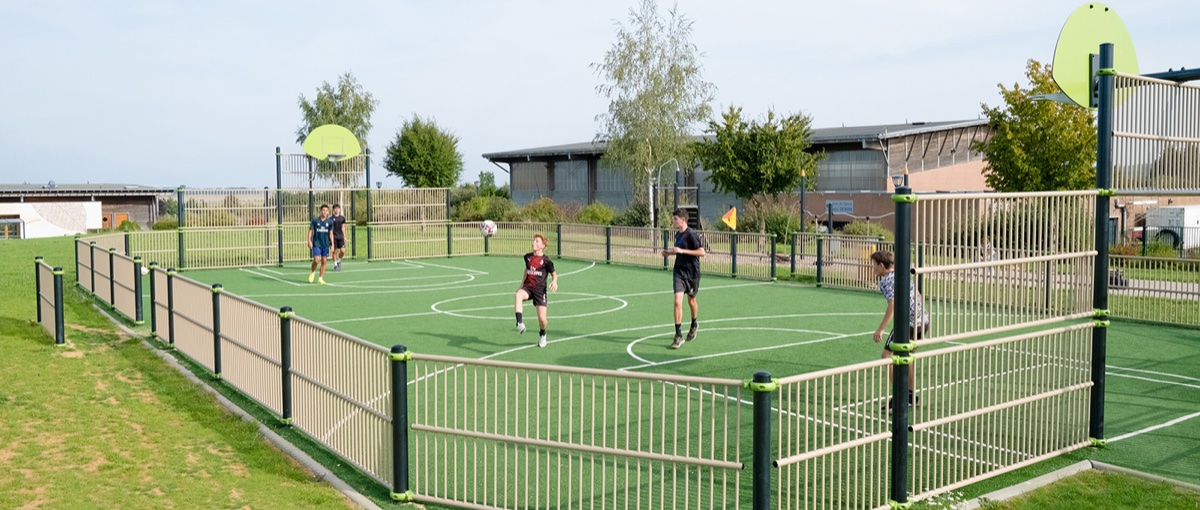 City-stade terrain multisports — vue d'ensemble dimensions standard City stade terrain multisports, vue ensemble dimensions standard avec buts football et panneaux basket