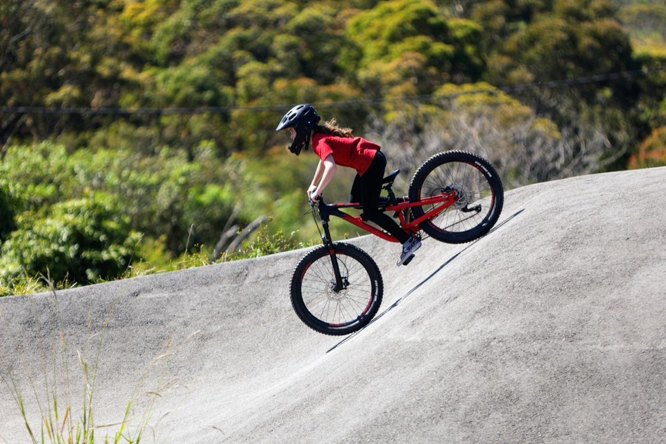 Cycliste en action sur un pumptrack en pleine nature