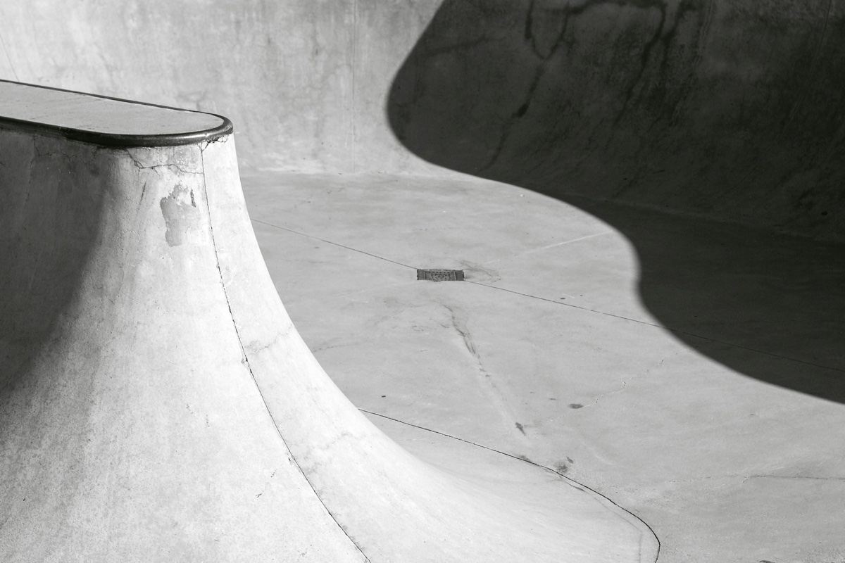 Skatepark — vue d'ensemble modules bowl et street Skatepark, vue ensemble modules bowl et street, équipement de glisse modulaire Playgones