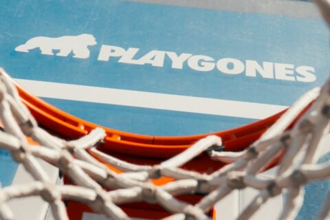 Sports collectifs, terrain de basketball réalisation Playgones, surface EPDM et panneaux basket homologués