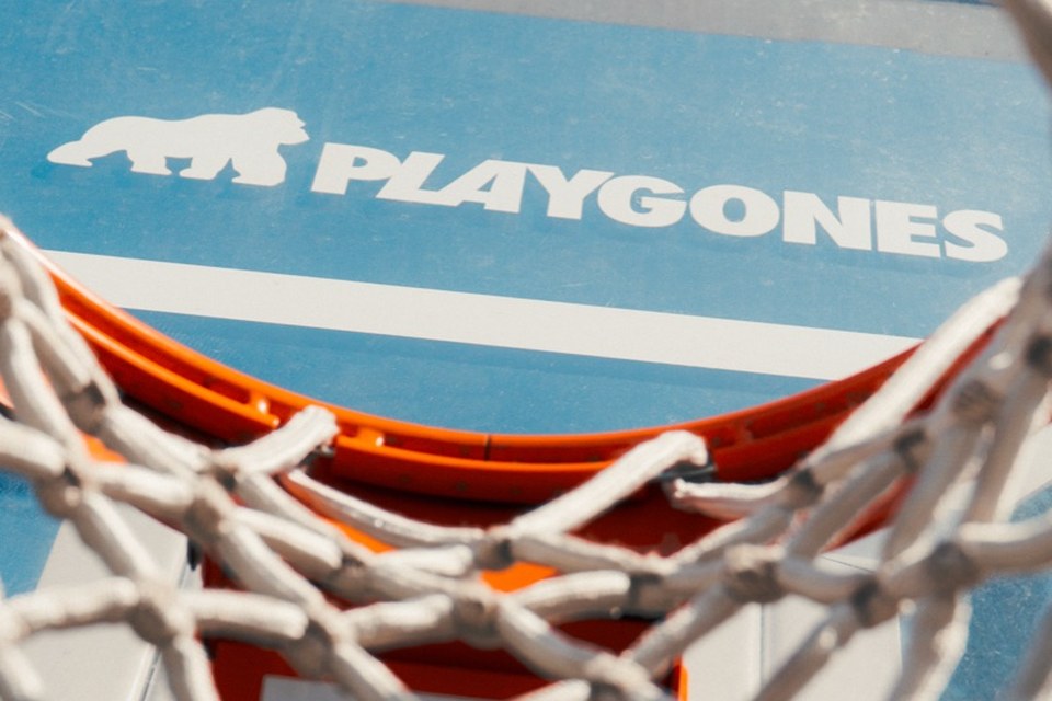 Sports collectifs, terrain de basketball réalisation Playgones, surface EPDM et panneaux basket homologués