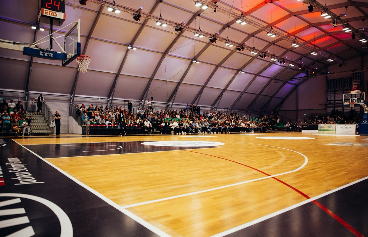 Marquage terrain basket — raquette et ligne 3 points Détail du marquage d'un terrain de basket — raquette et ligne à 3 points conformes aux dimensions officielles FIBA