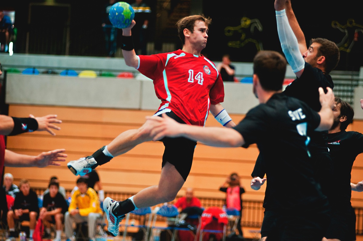 dimensions-terrain-handball-but-zone-gardien.jpg But de handball et zone gardien — largeur intérieure 3 m, hauteur 2 m, arc de but à 6 m des poteaux selon règlement IHF