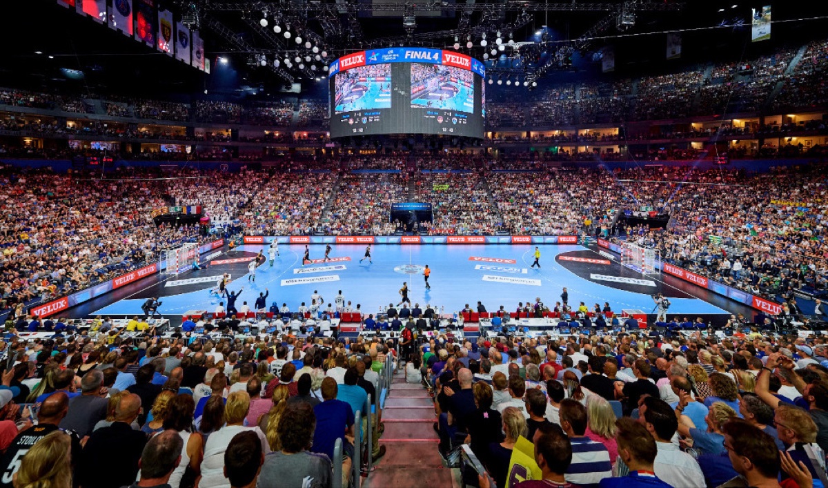 dimensions-terrain-handball-match-competition-salle.jpg Match de handball en salle de compétition — terrain 40 x 20 m avec zones de dégagement et espace officiels conforme FFHB classe 1