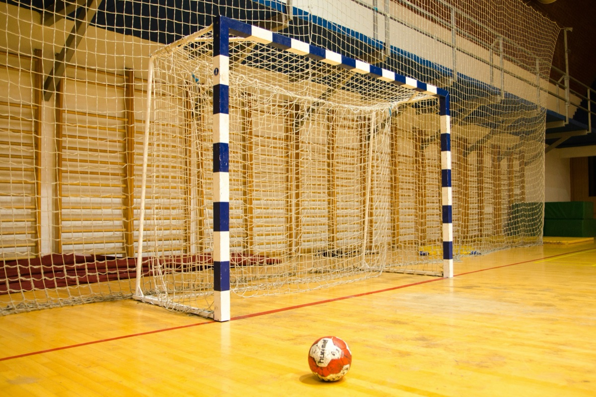 dimensions-terrain-handball-vue-ensemble-gymnase.jpg Vue d'ensemble d'un terrain de handball en gymnase — dimensions officielles 40 m x 20 m avec marquage complet zones de but et lignes réglementaires