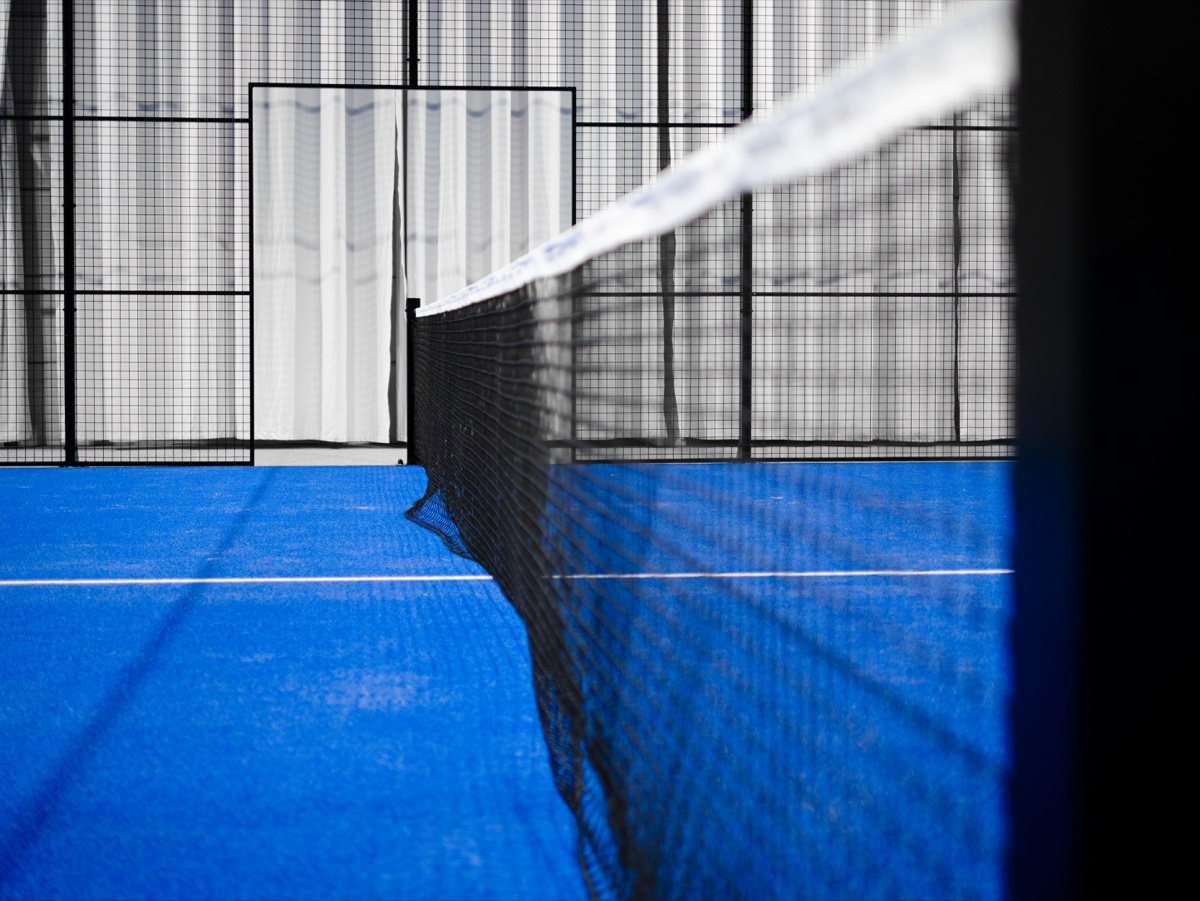 Terrain de padel extérieur — gazon synthétique et grillage réglementaire Terrain de padel extérieur, gazon synthétique et vitres latérales, dimensions réglementaires FIP