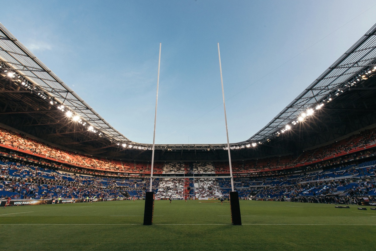 dimensions-terrain-rugby-match-stade-pelouse.jpg Match de rugby en stade sur pelouse — terrain reglementaire avec zones de degagement 3,50 m et enceinte de jeu conforme au reglement FFR
