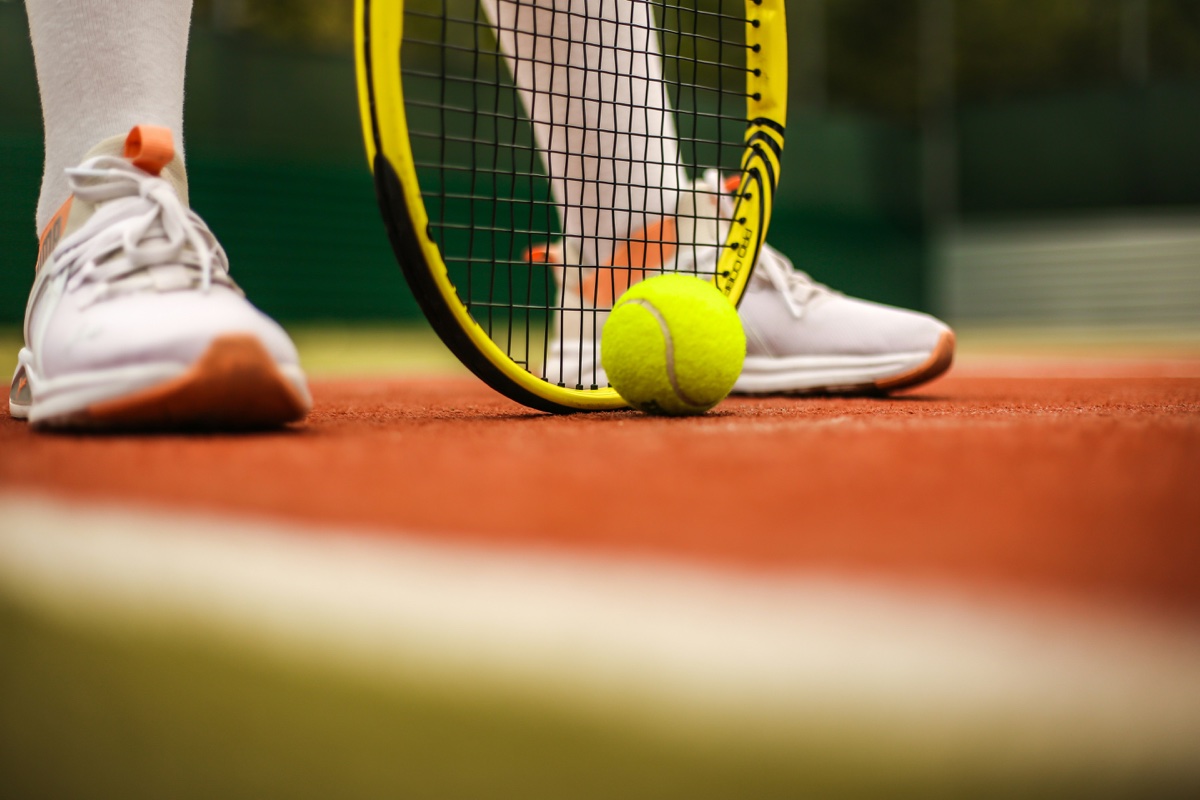 Court de tennis extérieur — dimensions officielles Vue aérienne d'un court de tennis extérieur avec marquage complet — dimensions officielles 23,77 m x 10,97 m et zones de dégagement visibles
