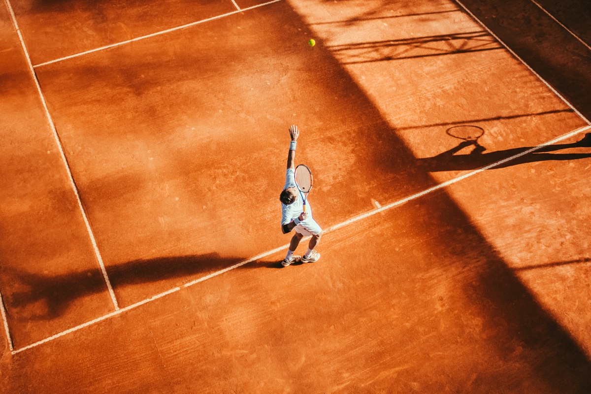 Filet de tennis — hauteur et dimensions réglementaires Filet de tennis et fond de court — hauteur réglementaire 91,4 cm au centre et 1,07 m aux poteaux selon la norme ITF