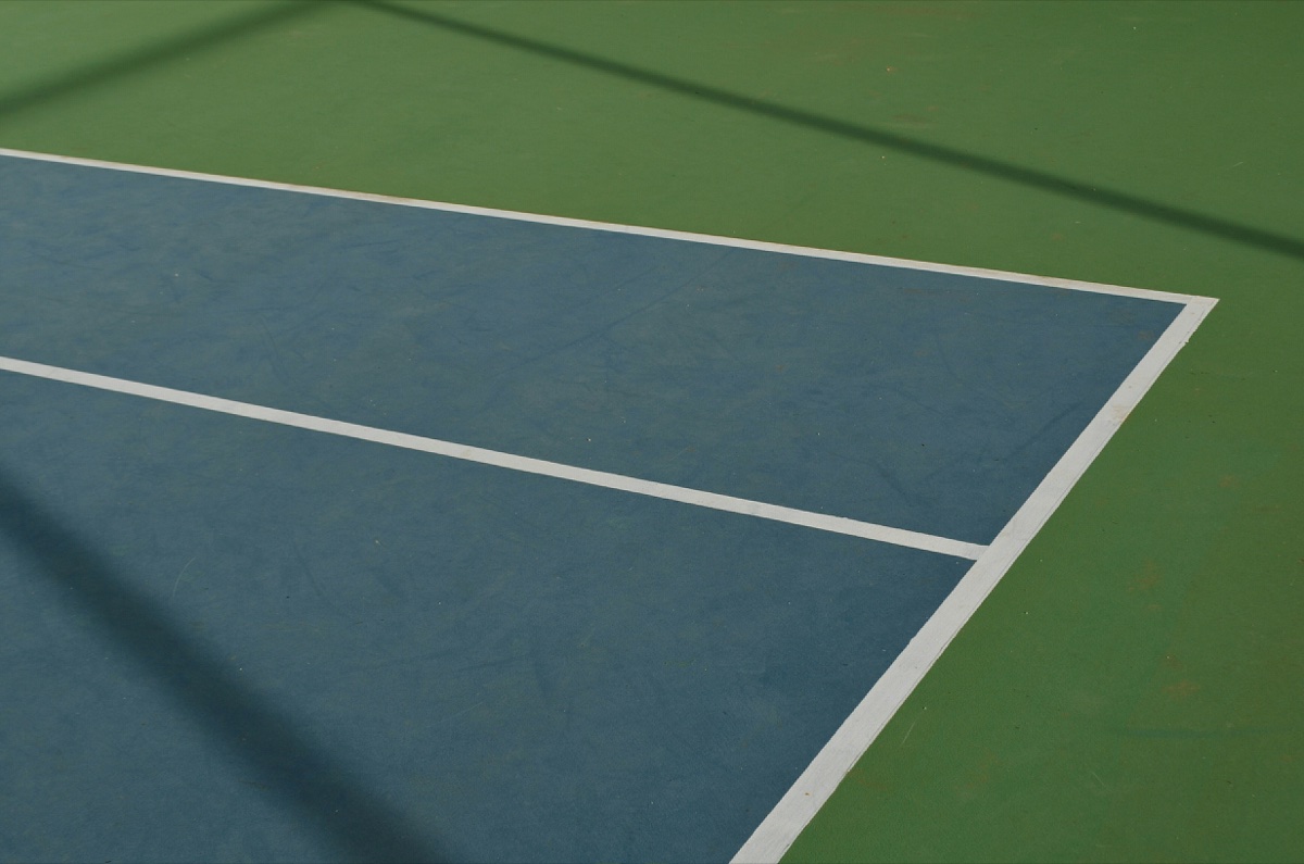 Marquage court de tennis — normes FFT et NF P90-110 Marquage au sol d'un court de tennis — lignes blanches de 5 cm conformes à la norme NF P90-110 et homologation FFT