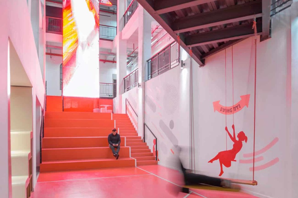 escalier-rouge-design-actif-batiment-
