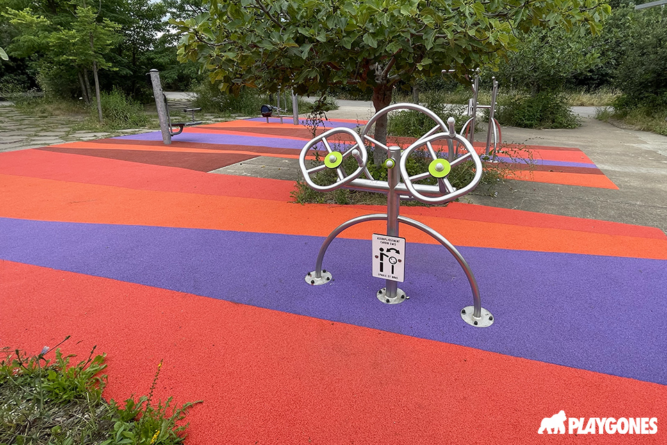 fitness-outdoor-parc-sol-epdm-playgones.jpg Fitness outdoor en parc public avec sol EPDM, appareils cardio et musculation extérieur, réalisation Playgones