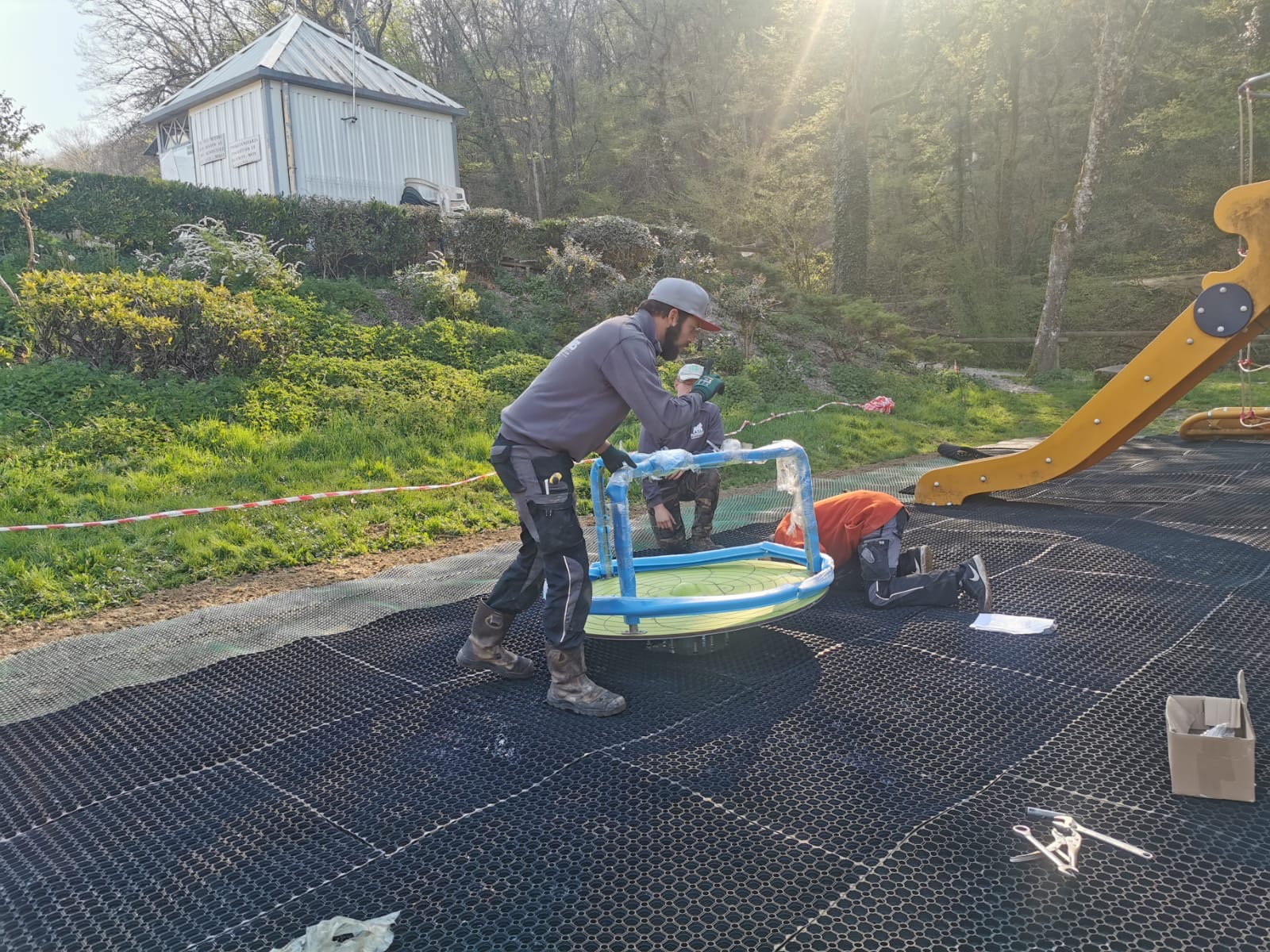 installation-aire-jeux-pose-sol-playgones-bourgoin.jpg Installation d'une aire de jeux, pose du sol amortissant Securiplay, chantier Playgones à Bourgoin-Jallieu