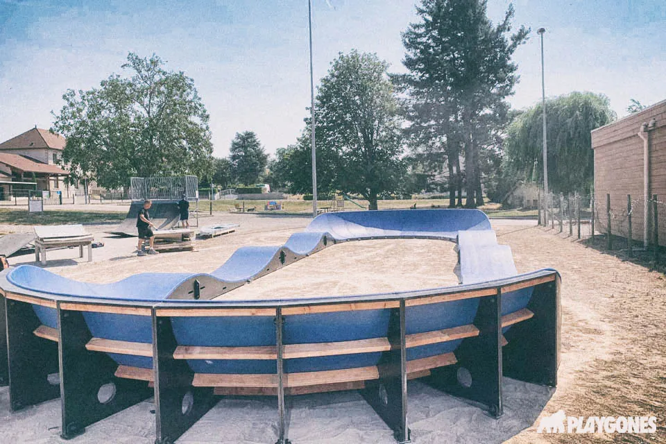 Pumptrack modulaire Centre-Val-de-Loire – Playgones Pumptrack modulaire fabriqué et installé par Playgones en Centre-Val-de-Loire