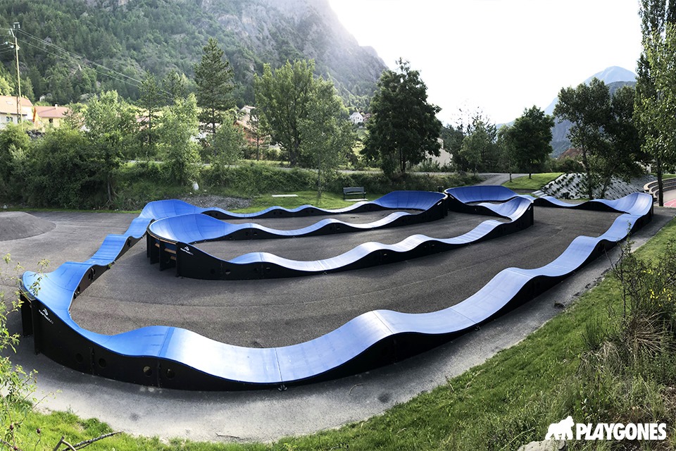 Pumptrack modulaire Rousset, Bouches-du-Rhone Pumptrack modulaire fabriqué et installé par Playgones à Rousset, Bouches-du-Rhone