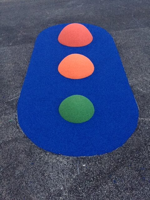 sol-epdm-couleur-aire-jeux-playgones.jpg Sol EPDM bicolore pour aire de jeux collectivité, texture anti-dérapante et amortissante, pose Playgones