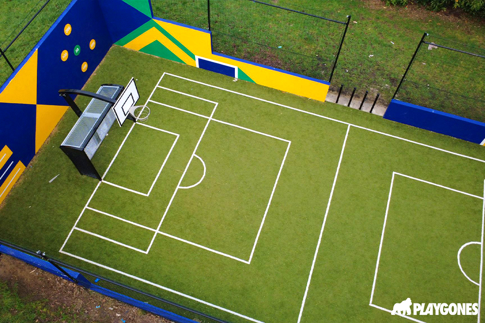 terrain-multisport-collectivite-playgones.jpg Terrain multisport pour collectivité Playgones, équipement sportif extérieur avec cages et panneaux basket