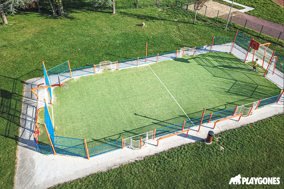 terrain-multisport-couleur-mixte-playgones.jpg Terrain multisport sol EPDM couleurs mixtes, marquages football et basket, installation Playgones pour collectivité