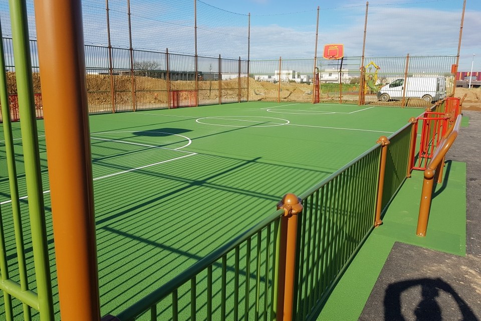 Terrain omnisport et multisport pour collectivité, terrain multijeux avec sol et équipements, Playgones Bellegrade
