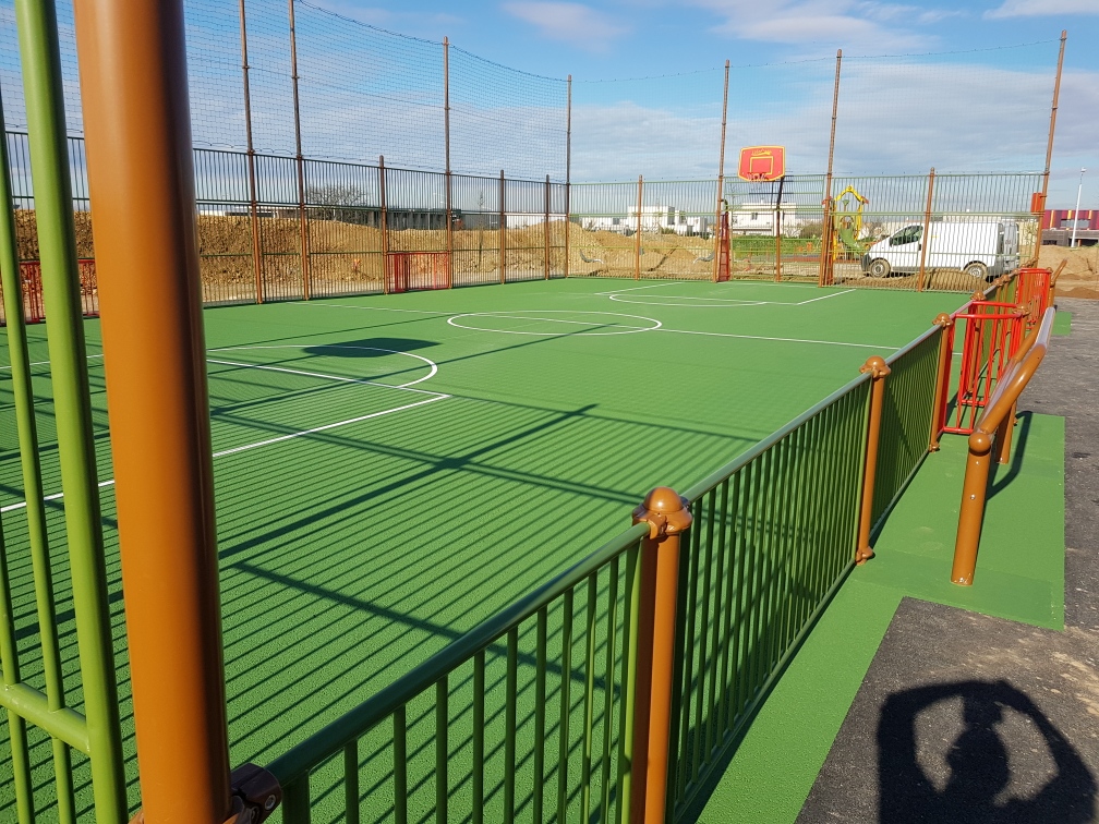 terrain-omnisport-multisport-playgones-bellegrade.jpg Terrain omnisport et multisport pour collectivité, terrain multijeux avec sol et équipements, Playgones Bellegrade