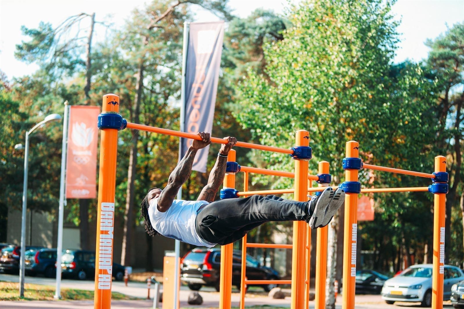 Athlète en front lever sur agrès BarManiaPro au parc olympique de Papendal