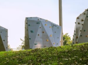 Bloc d'escalade urbain Alpine Trekfit, fitness extérieur installé en espace public