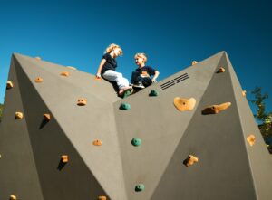 Bloc d'escalade urbain Basecamp Trekfit, fitness extérieur installé en espace public