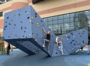 Bloc d'escalade urbain Canyon Trekfit, fitness extérieur installé en espace public