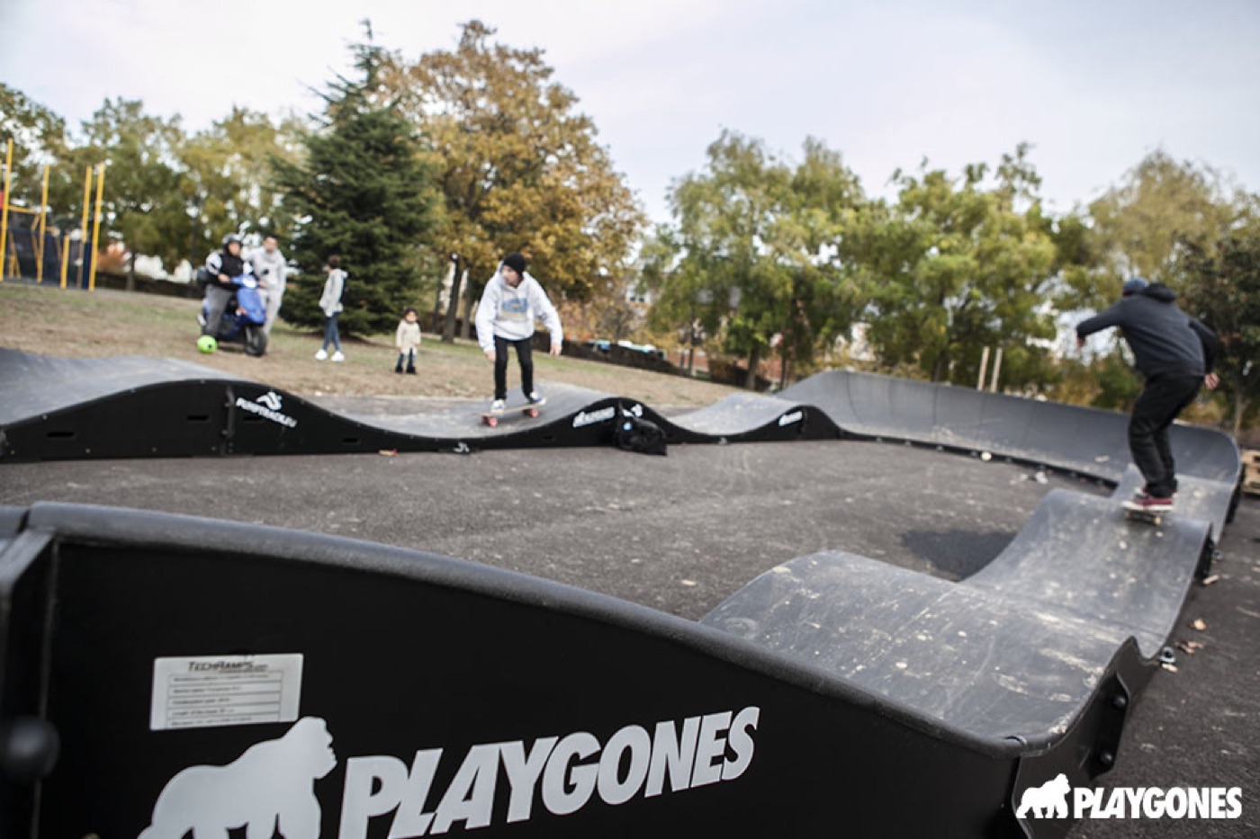 Circuit pumptrack modulaire en usage Chilly-Mazarin Riders sur un circuit de pumptrack modulaire noir dans un parc