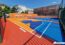 Terrain de basket 3x3 aux couleurs orange et bleu dans un quartier