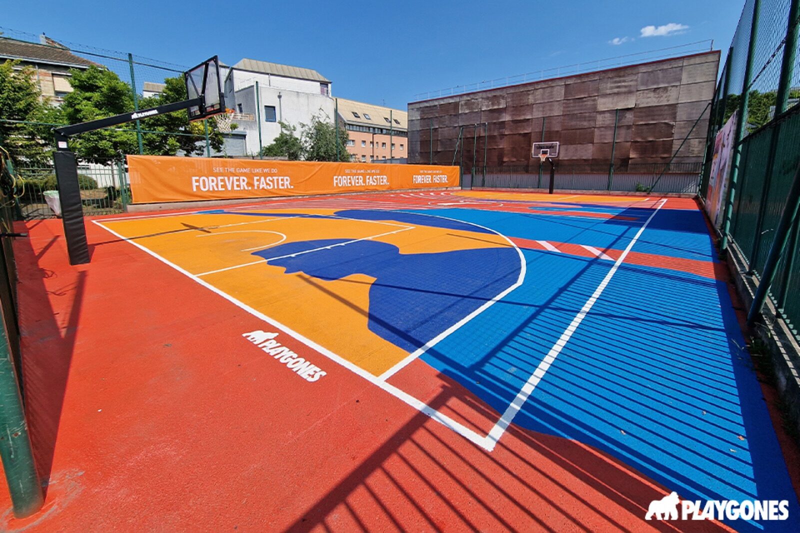 Terrain de basket 3x3 coloré en accès libre