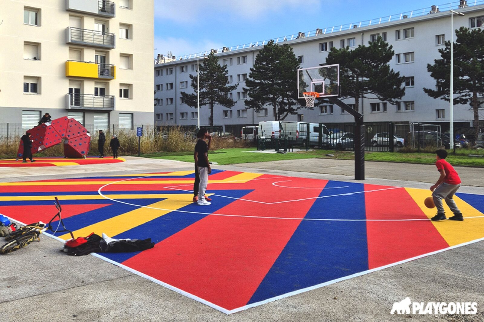 City stade et terrain de basket coloré au pied d'immeubles
