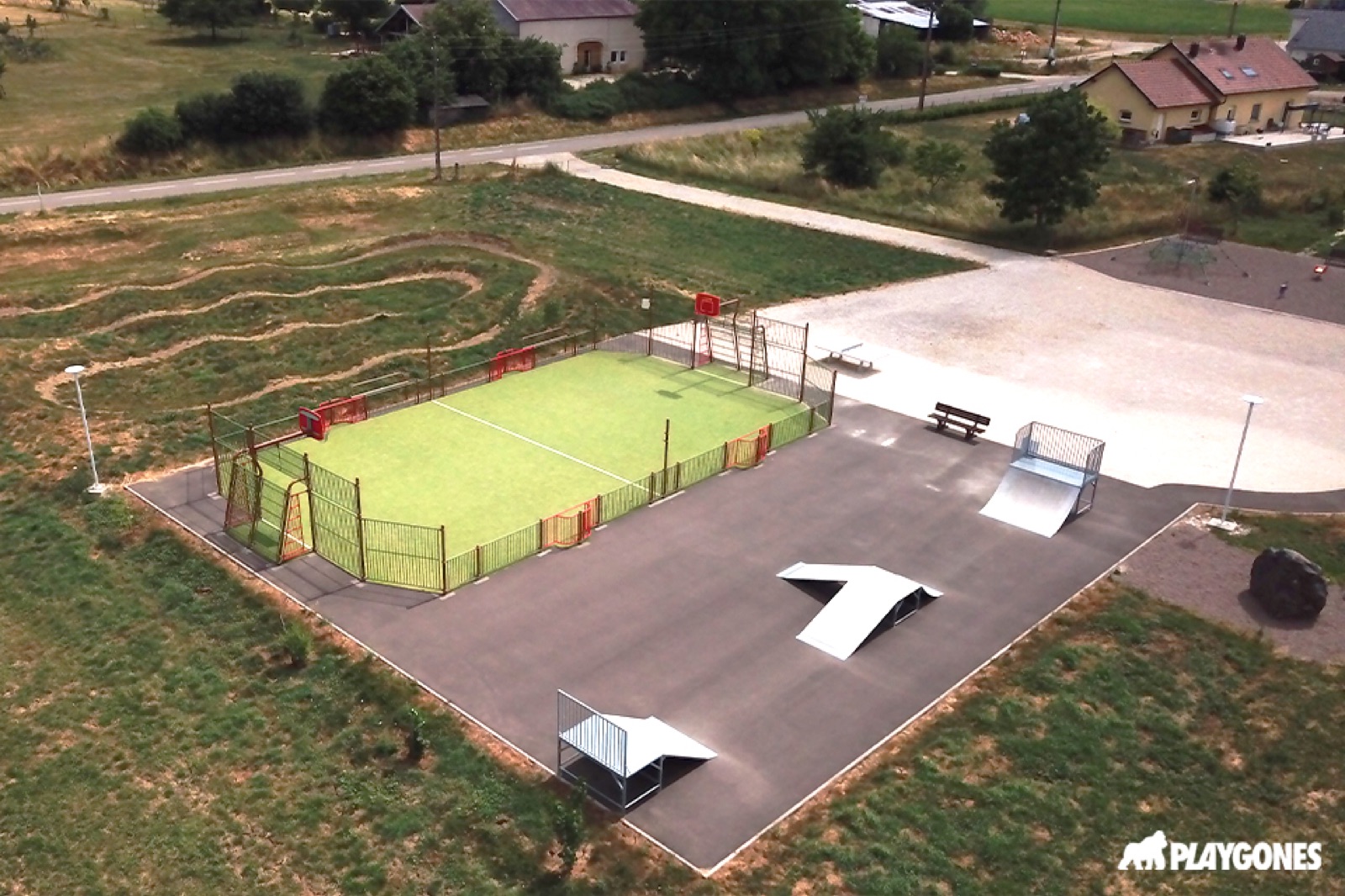 Vue aérienne d'un city stade et d'un espace de glisse dans une commune