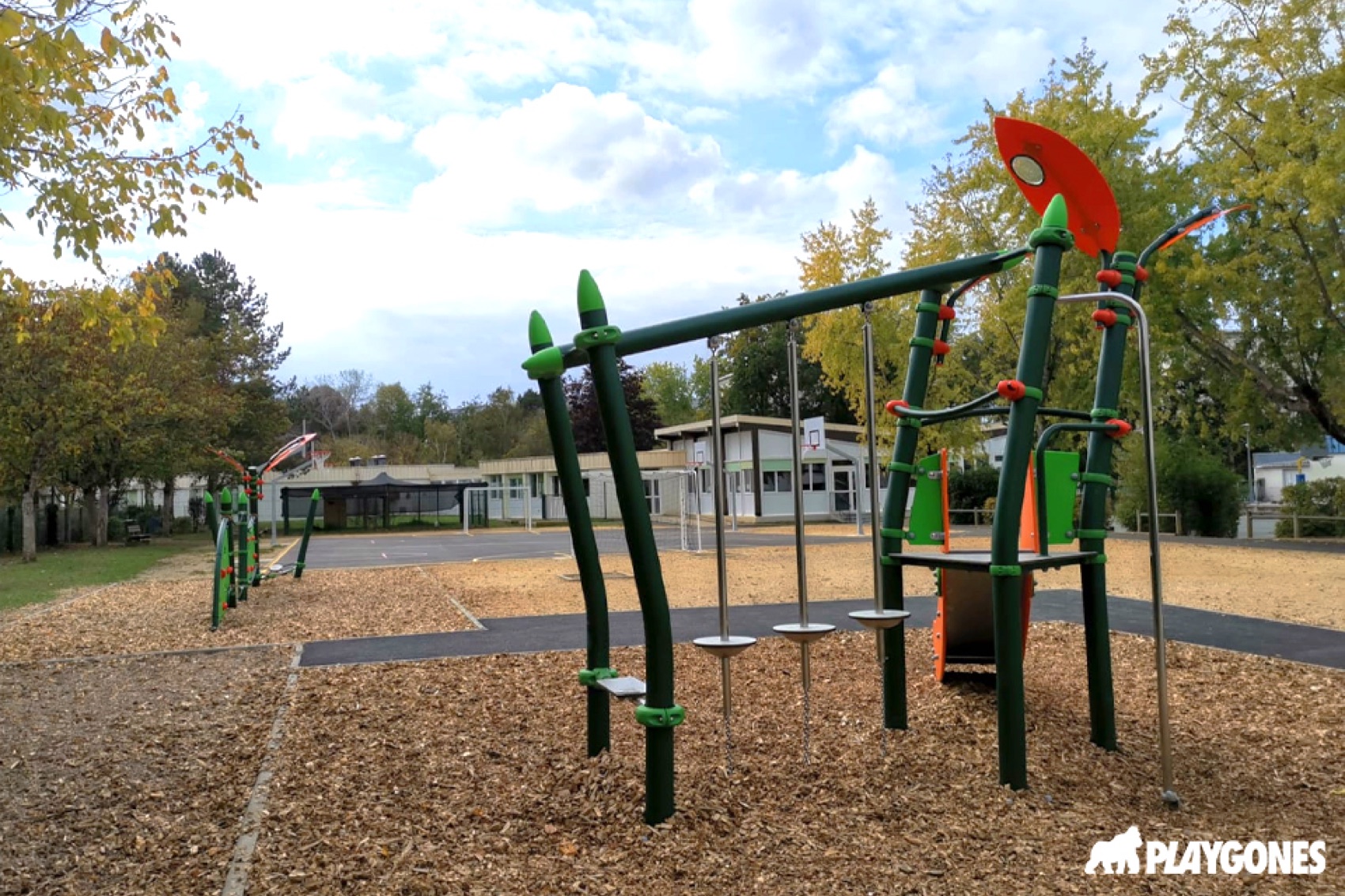 Cour d ecole active avec structures de jeu et terrain de sport