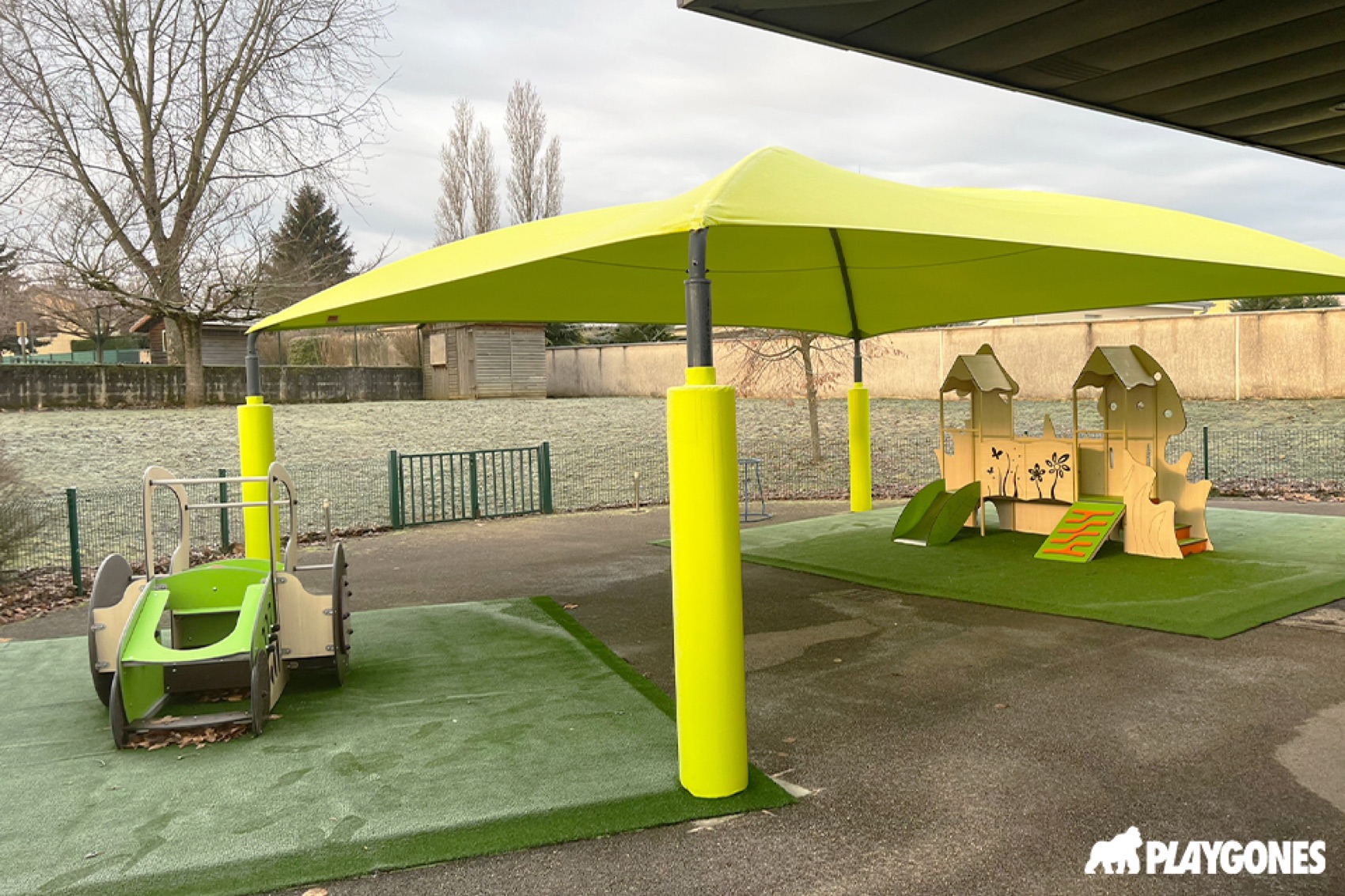 Cour d ecole ombragee par une voile servant de refuge de fraicheur l ete