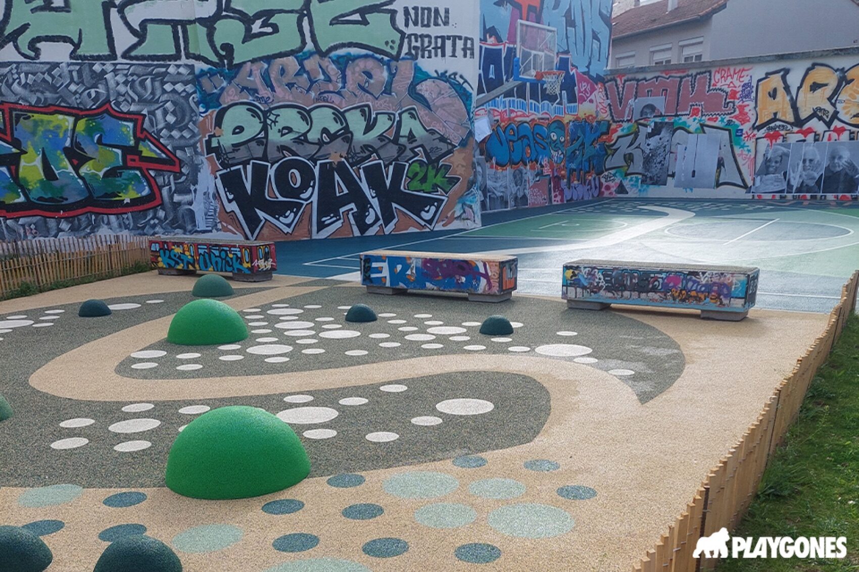 Espace de jeu urbain avec demi-sphères et marquages au sol