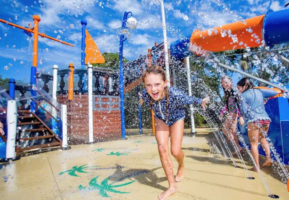Enfants jouant dans un jeu d eau waterplay, refuge de fraicheur pendant les canicules